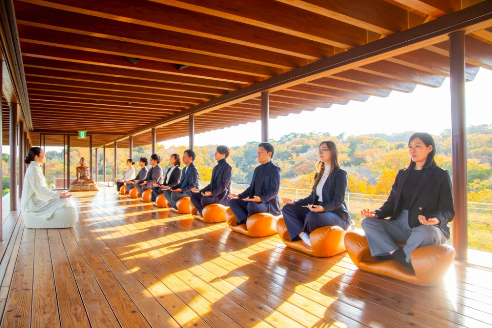紅葉を望む回廊での坐禅の様子